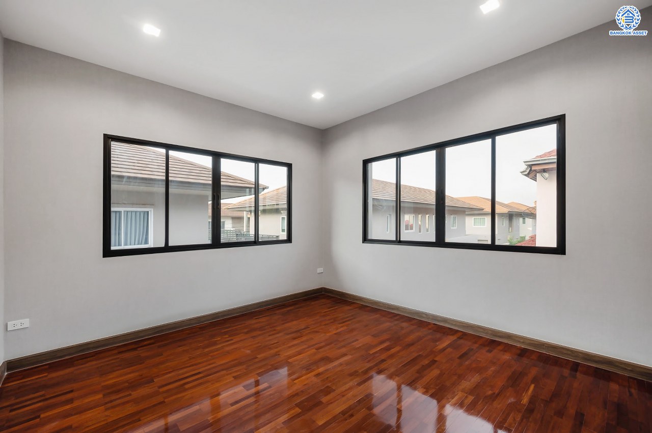 บ้านมือสองตกแต่งใหม่ โครงการ พฤกษ์ภิรมย์รีเจนท์ ปิ่นเกล้า บนสังคมคุณภาพจากแบรนด์ Q.House หลังใหญ่กว่า 113.4 ตร.ว. ดีไซน์ทันสมัยฟังก์ชัน 5 ห้องนอน (ห้องนอนชั้นล่าง 1 ห้อง) 5 ห้องน้ำ 1 ห้องแม่บ้าน จอดรถได้ 3 คัน บนที่สุดแห่งทำเลศักยภาพ หน้าโครงการติดถ.กาญจนาภิเษก เชื่อมต่อทุกการเดินทาง ใกล้จุดขึ้นทางด่วน "ศรีรัช" และรถไฟฟ้าสายสีม่วง "สถานีตลาดบางใหญ่"